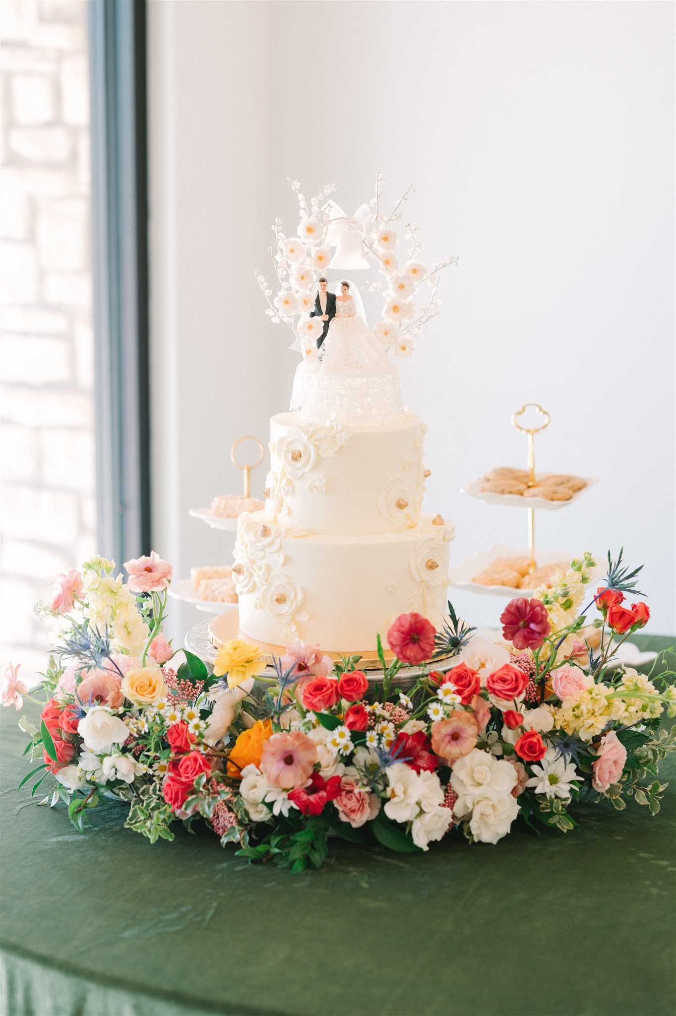 wedding cake nest meadow flowers